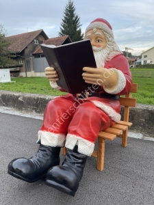 Deko Weihnachtsmann Figur gross für draussen, auf Stuhl sitzend, Buch lesend, 95 cm hoch