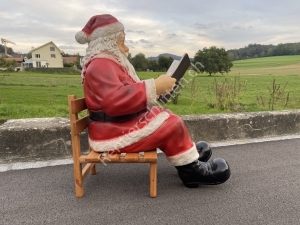 Deko Weihnachtsmann Figur gross für draussen, auf Stuhl sitzend, Buch lesend, 95 cm hoch
