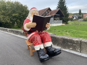 Weihnachtsmann Figur gross für draussen, sitzend, Buch lesend, mit Stuhl, 95 cm hoch