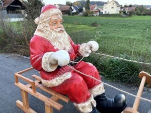 Grosser Weihnachtsmann auf Schlitten zu diesem Rentierschlitten Gespann