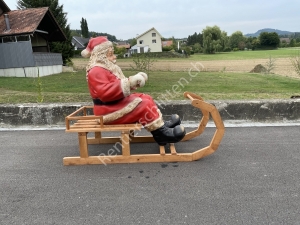Weihnachtsmann gross, auf Rentier-Schlitten Maxi sitzend, 130cm lang 2