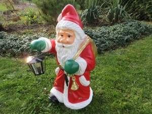Weihnachtsmann midi, beleuchtet mit elektrischer Laterne 230V, 70cm hoch, Deko Weihnachtsmann Figur für draussen