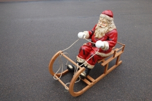 Weihnachtsmann gross, 95 cm hoch, mit Zügeln, auf Rentier-Schlitten, 130 cm lang